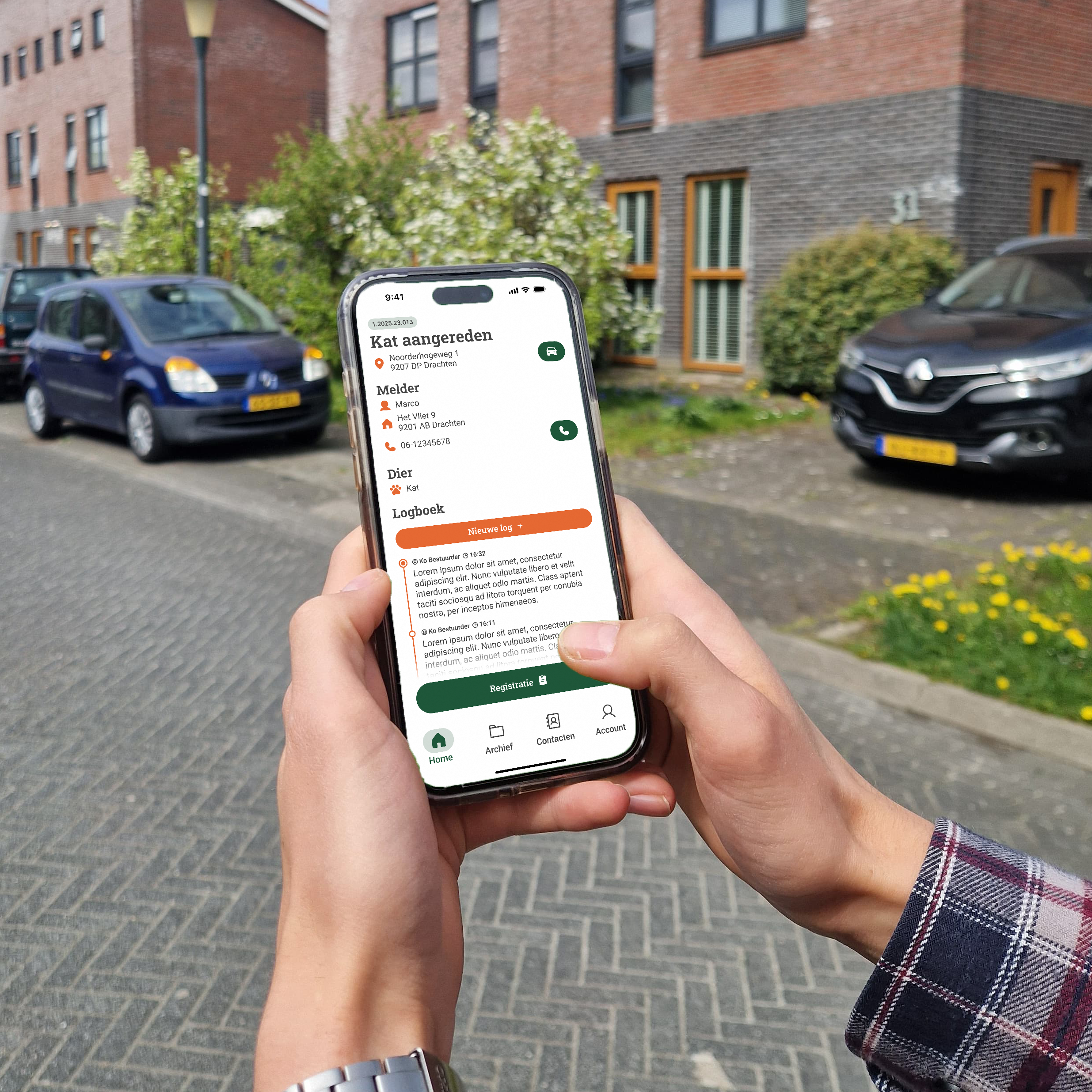 Een centraliste van de meldkamer van de dierenambulance maakt gebruik van het systeem via de computer.