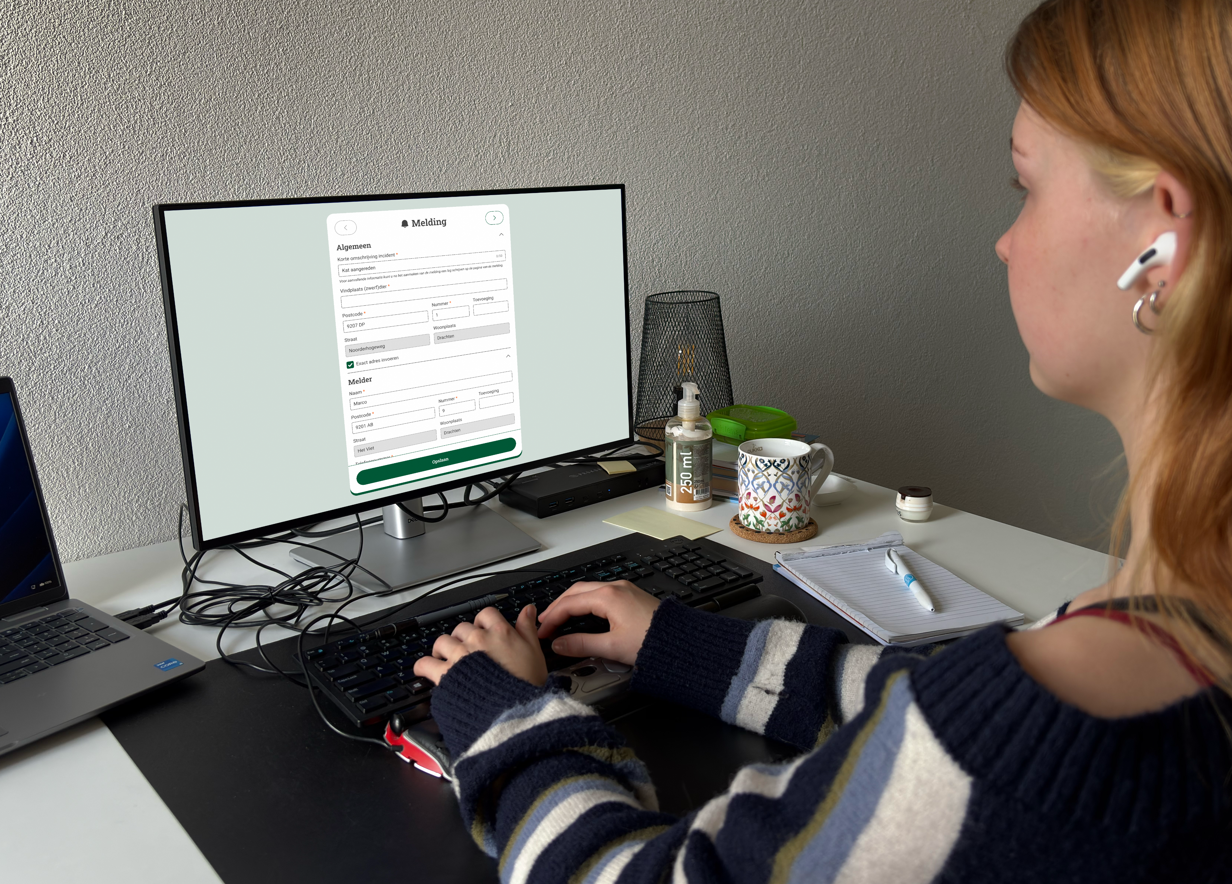 Een centraliste van de meldkamer van de dierenambulance maakt gebruik van het systeem via de computer.